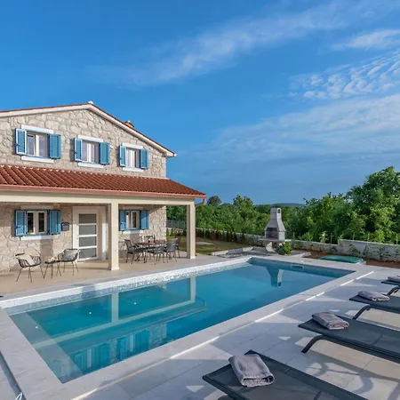 Leana, A Beautiful Stone In A Tranquil Location *