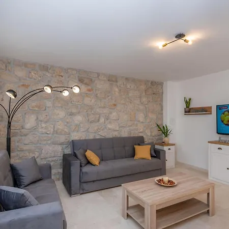 Holiday home Leana, A Beautiful Stone In A Tranquil Location Rasa