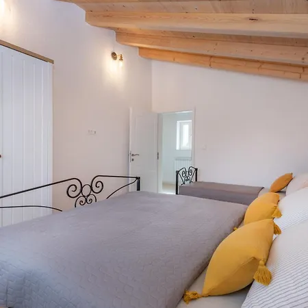 Holiday home Leana, A Beautiful Stone In A Tranquil Location