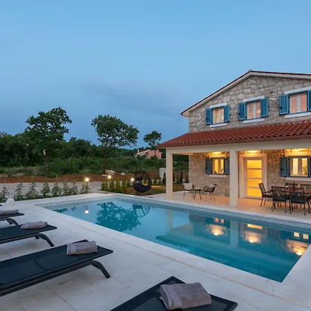 Leana, A Beautiful Stone In A Tranquil Location Rasa