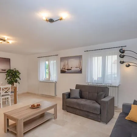 Leana, A Beautiful Stone In A Tranquil Location Holiday home *