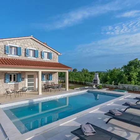 Leana, A Beautiful Stone In A Tranquil Location *