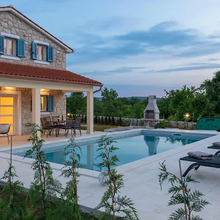 Leana, A Beautiful Stone In A Tranquil Location