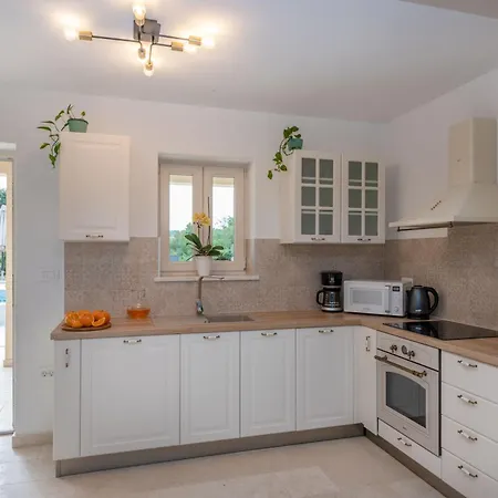 Leana, A Beautiful Stone In A Tranquil Location
