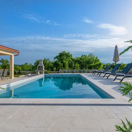 Leana, A Beautiful Stone In A Tranquil Location Rasa