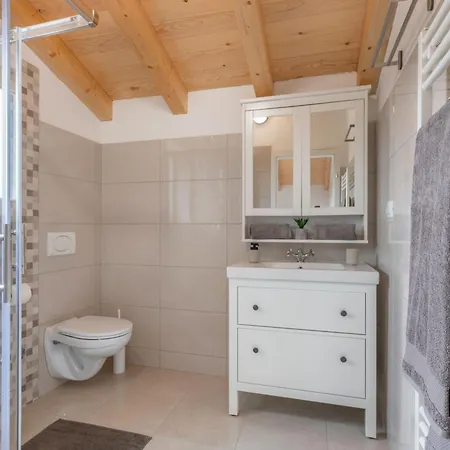Holiday home Leana, A Beautiful Stone In A Tranquil Location Rasa