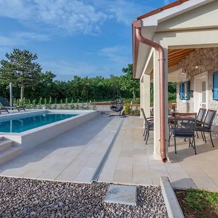Leana, A Beautiful Stone In A Tranquil Location Rasa